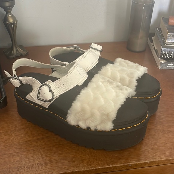 Dr Martens Voss Fluffy White 🤎 - Picture 1 of 6